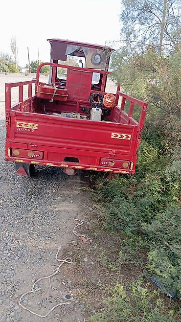 ilkin odənişsiz motosiklet: Qırmızı yük daşıyan üçtəkərli motosiklet (tricikl) - İstehsal ili — 2