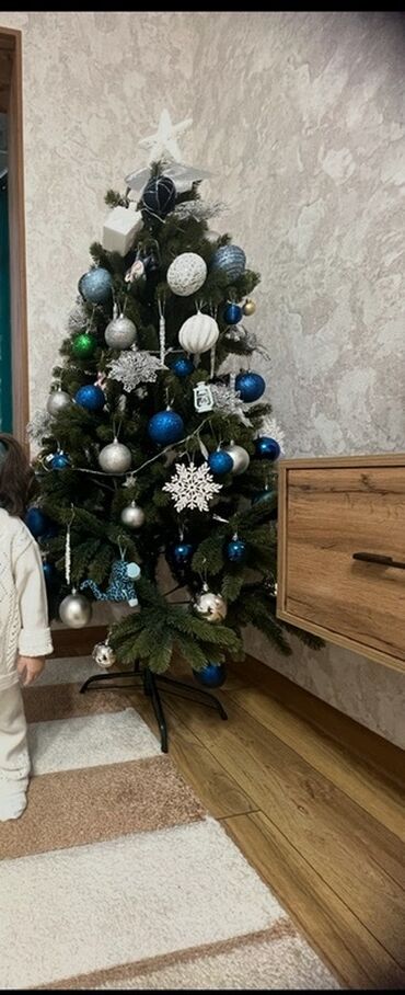 продажа новогодних елок: Продаю ёлку в хорошем состоянии. Искусственная новогодняя ёлка с