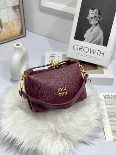 Makasin və loferlər: Çiyin çantası, Miu Miu