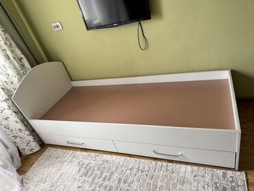 Односпальные кровати: Односпальная кровать, Б/у, С ящиком для хранения, длина - 200 см