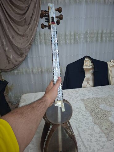 Tar: Ən aşağısı 100 ilin tarıdır. Tanınmış sənətkarın sədəfli tarı olub — 9