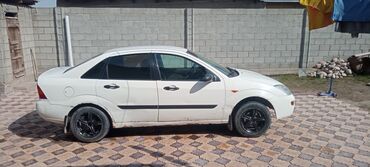 машина за 5000 долларов: Белый седан Ford Focus с черными легкосплавными дисками. Автомобиль