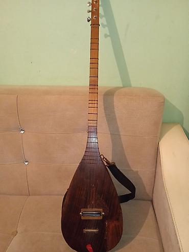 Saz: Elektro saz – daxili preamp və EQ ilə - Korpus: taxta, armud formalı — 2