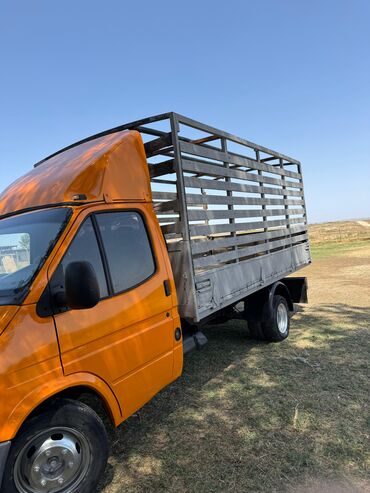 Yük maşınları: Narıncı rəngli, taxta bortlu, arxasında ikili təkərləri olan "Ford — 3