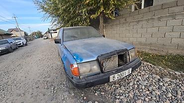 вмятина: Mercedes-Benz W124: 1988 г., 2.3 л, Механика, Бензин, Седан — 3