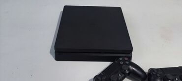 купить джойстик сони плейстейшен 4: Игровая консоль Sony PlayStation 4 Slim в черном цвете, отличающаяся
