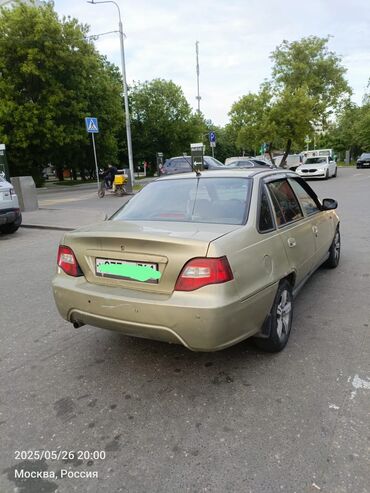 машина кейж: Автомобиль Daewoo Nexia в золотистом цвете, представленный в кузове