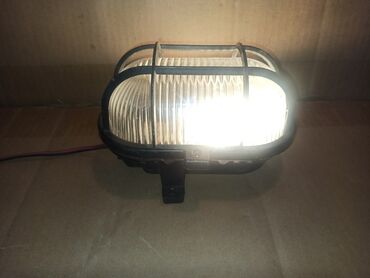 Rasveta: Tri zidne-plafonske lampe (tzv. brodske armature). Sve tri su — 9