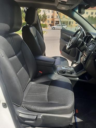Kia: Kia Sorento TLX, ağ rəngli, 5 qapılı SUV. Xüsusiyyətlər və təchizat — 13