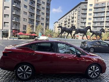 prado satisi: Nissan Versa (yeni nəsil) sedan – al qırmızı rəngli, şəhər üçün ideal — 3