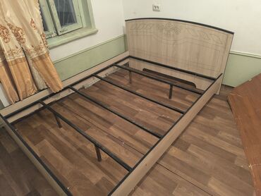 джея беде урук: Кровать с металлическим каркасом и декоративным изголовьем. Изголовье
