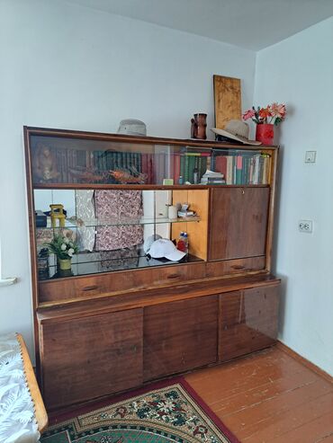 напольные вешалки для одежды купить: Классический сервант или "горка" из темного дерева с элементами