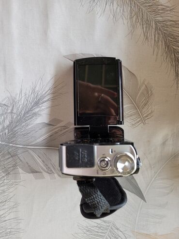 Videokameralar: Sony HDR-CX110E Cyber-cam video kamera. Yığcam dizaynı sayəsində rahat