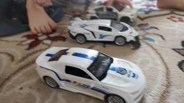оригинал вещи: Набор из трех игрушечных машинок в стиле полицейских автомобилей