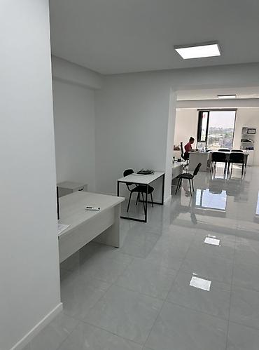бц лондон: Аренда офисов, 92 м², В бизнес центре, 1 линия, С видом на горы, С оборудованием — 3