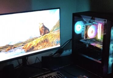 Masaüstü kompüterlər və iş stansiyaları: Kompüter dəsti, o cümlədən monitor və sistem bloku. Sistem bloku RGB