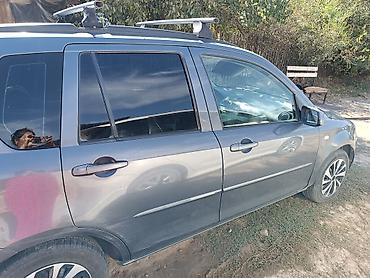 урус машина: Mazda Verisa: 2003 г., 1.3 л, Кол менен иштөөчү, Бензин, Хетчбек — 5