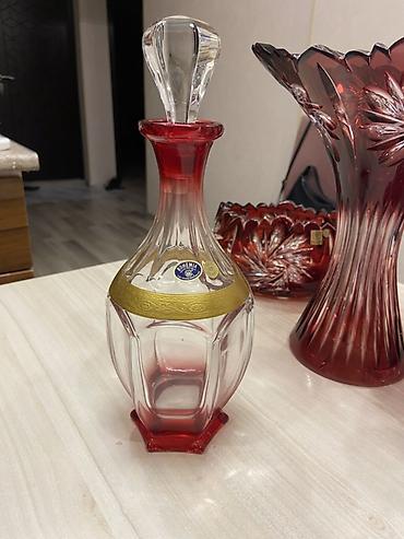 sane keci: Qırmızı-qızılı kənarlı kristal dəst - Tərkib: 1 ədəd qapaqlı karaf + — 5