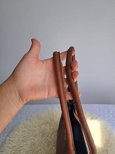 xl kofer: Calvin klein original torba u dobrom stanju, sitni tragovi korišćenja — 5