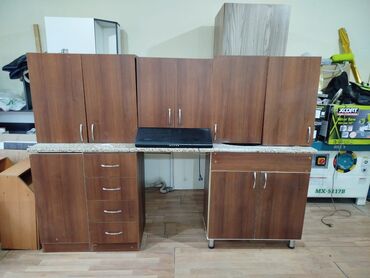 Mətbəx mebeli: Mətbəx mebeli satılır. Qiyməti 250 azn. Ölçü 2.21sm, üzərində moyka