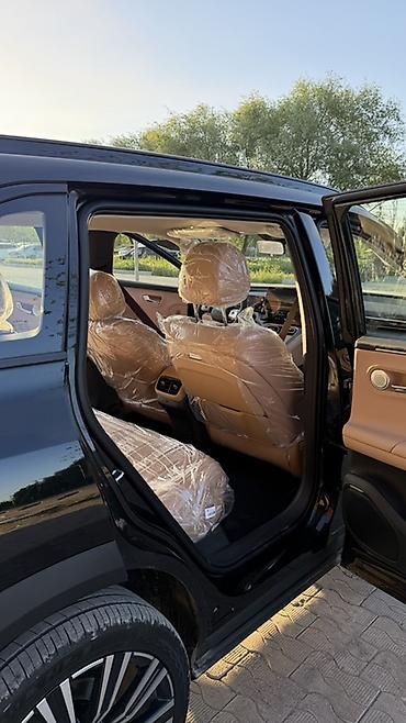 GAC: Черный кроссовер/внедорожник с просторным салоном и бежевой кожаной — 25