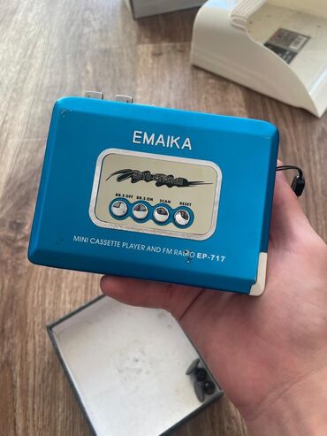 walkman: На фото изображён портативный кассетный плеер с FM-радио EMAIKA