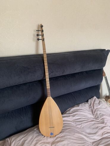 Пианино: Ağac materialdan hazırlanmış, klassik dizaynlı simli saz. Alət saz