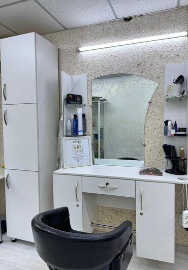 сдаётся кушетка: В салоне " Локон" по адресу 4 микрорайон дом 1. Срочно сдается