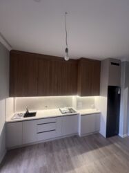 раковина с тумбочкой: Кухонный гарнитур современного дизайна - Прямая планировка по одной