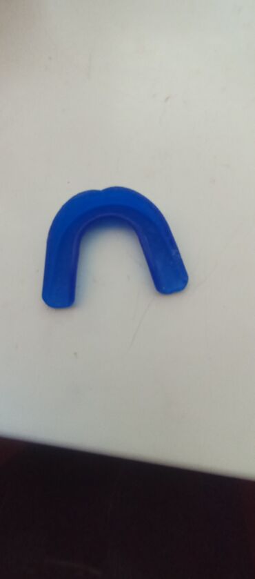 Гири: Mavi rəngli ağızlıq (mouthguard) – yuxarı çənə üçün. Xüsusiyyətlər: -
