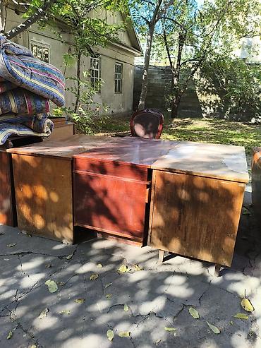 Письменные столы из шпонированной фанеры, классическая конструкция