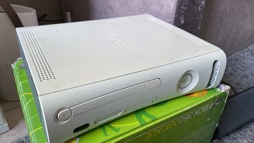детские приставки xbox one: Игровая консоль Xbox 360 в белом корпусе с двумя джойстиками и играми