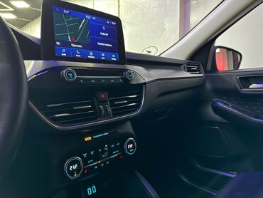 Ford: Plavi Ford Kuga, SUV model sa petoro vrata, opremljen je automatskim — 18