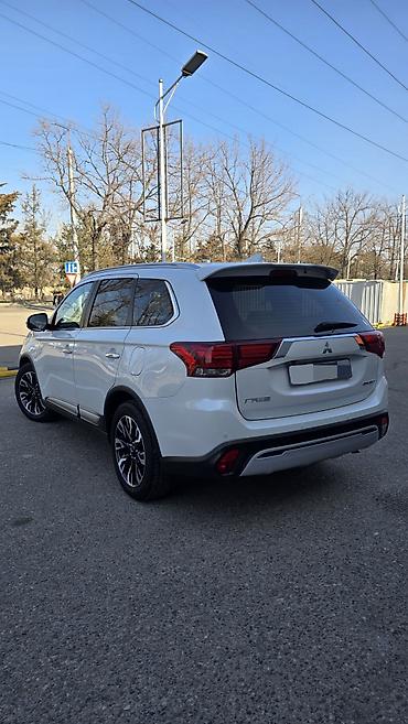 Mitsubishi: Mitsubishi Outlander: 2021 г., 2.4 л, Бензин, Кроссовер — 2