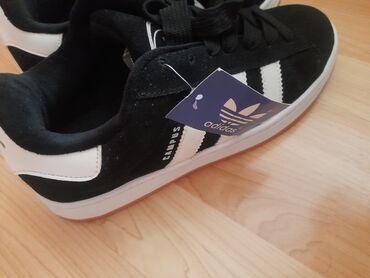 Krasofkalar və idman ayaqqabıları: Qara rəngli, ağ zolaqlı, Adidas Campus idman ayaqqabıları