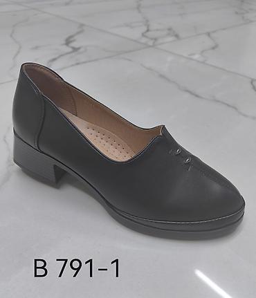 Кроссовки и спортивная обувь: Белые женские кроссовки с перфорацией и шнуровкой. Модель имеет — 13