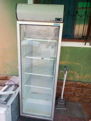islemis soyuducu: Ziman markalı, şüşə qapılı, gümüşü rəngli vitrin soyuducusu. Bu