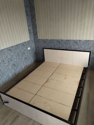 каркас для кровати: Двуспальная кровать с высоким изголовьем и сплошным основанием под