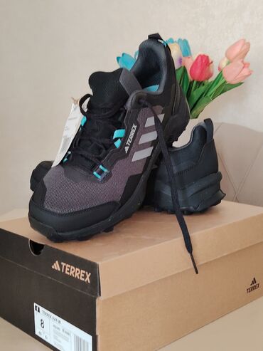 kişi üçün ev şap şapları: Adidas Terrex Swift R3 GORE-TEX ayaqqabıları, tünd boz rəngdə, qara və