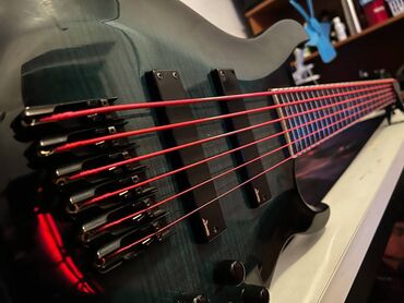 купить бу гитару: Продаются бас гитара и педаль к ней - Jaws Custom с красными неоновыми