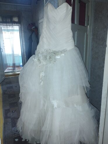 свадебные платья оптом киргизия: Продаю очень красивое свадебное платье не дорого размер 42-44