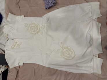 Dəstlər, kostyumlar: Qadın geyim dəsti – 4 fərqli don 1) Pudra rəngli, incə çiçək naxışlı — 11