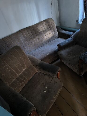 отдам даром мужские вещи: Даром диван и 2 кресла . кресла подавленные у диван сидячее место