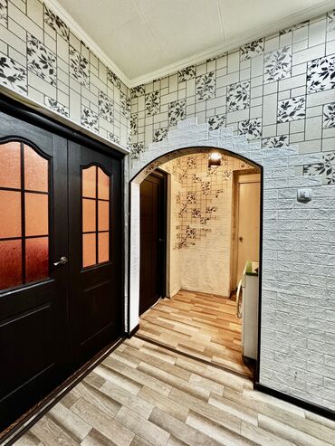 сдаю квартиру в районе аламединского рынка: 3 бөлмө, 72 кв. м, 106-серия жакшыртылган, 7 кабат, Косметикалык ремонт