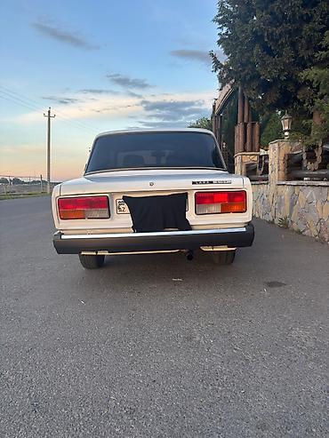 hyundai accent 2017 model: VAZ 2107 sedan – ağ rəng, klassik gövdə dizaynı. ela vezyetdedi hec — 10