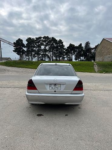 pegah yag: Mercedes-Benz 230: 2.3 l | 1999 il Sedan — 5