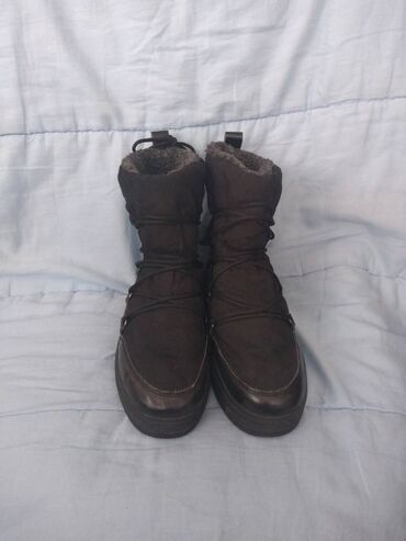 Čizme: Lusso cizme broj 38. Model je lep, sa pertlama, boja crna. Unutra su — 12