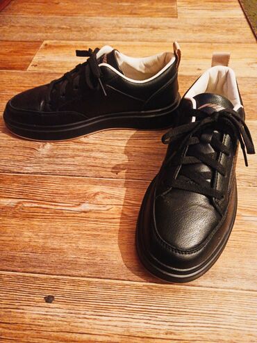 Кроссовки и спортивная обувь: Все в отличном состоянии цвет черный ошибся