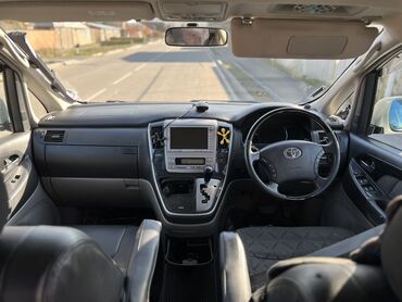 аренда автомобилей альфард: Белый минивэн Toyota, оснащенный багажником на крыше, предлагает