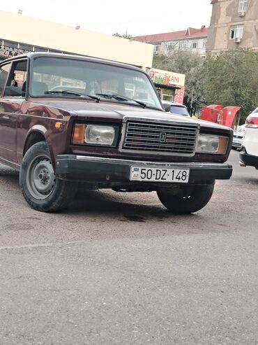 Lada 2107 modeli, tünd albalı rəngdə və klassik sedan dizaynına